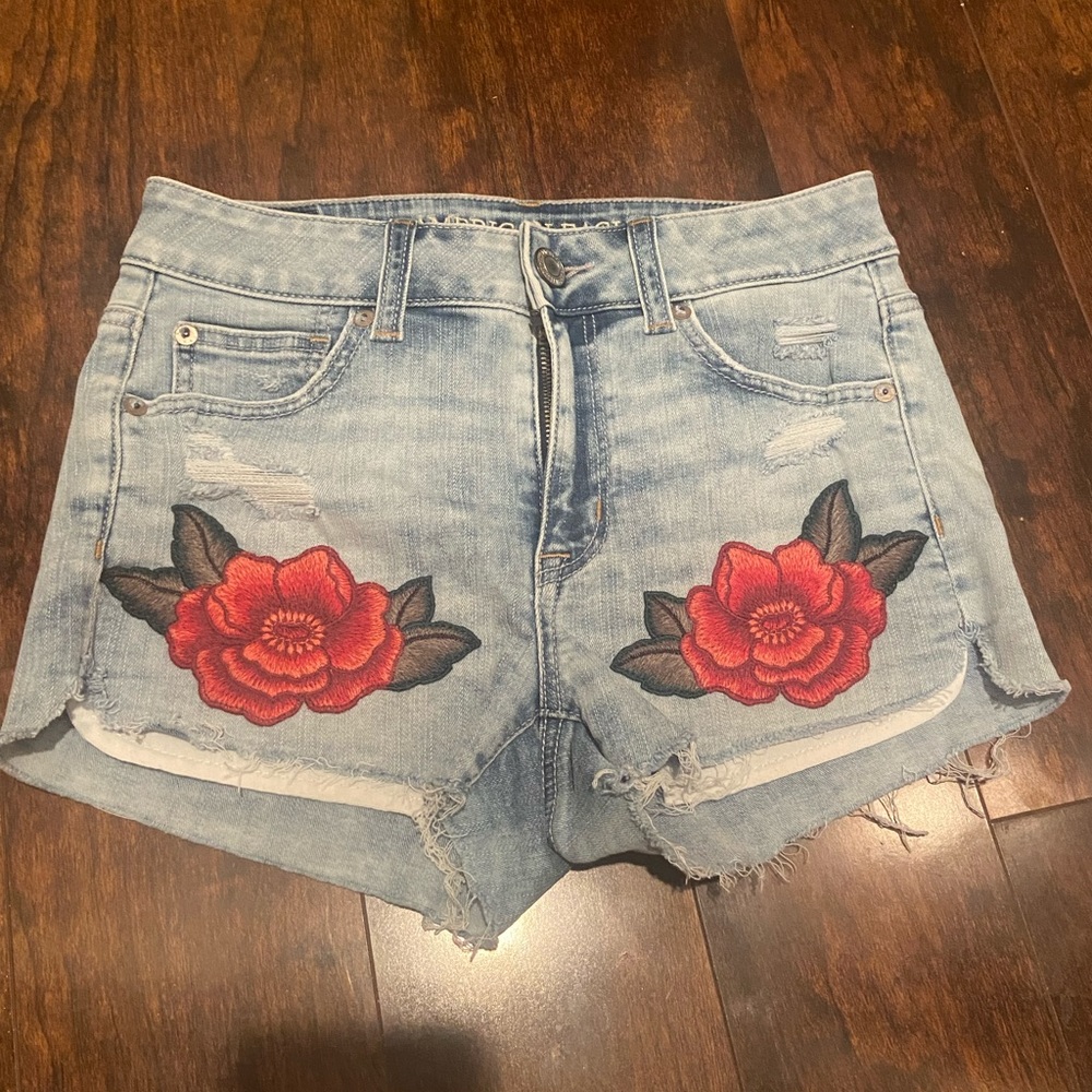 American Eagle light wash short shorts with patch details. Size 4